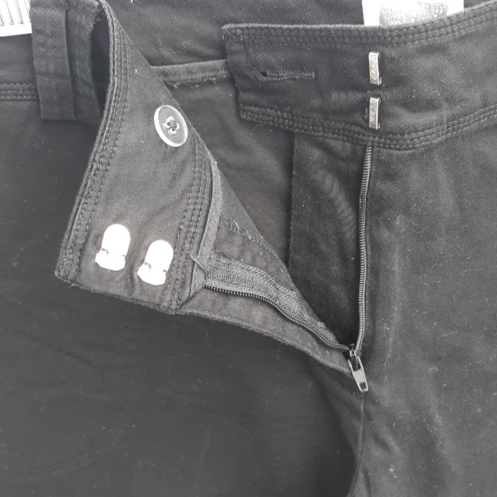 Black 16W In Moda.Com Shorts. - Picture 3 of 4